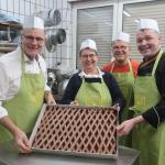 02 Bürgermeister beim Backen 002